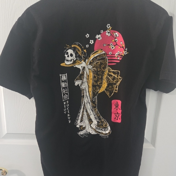 Riot Society Black Tee with Skull Graphic - Picture 2 of 2